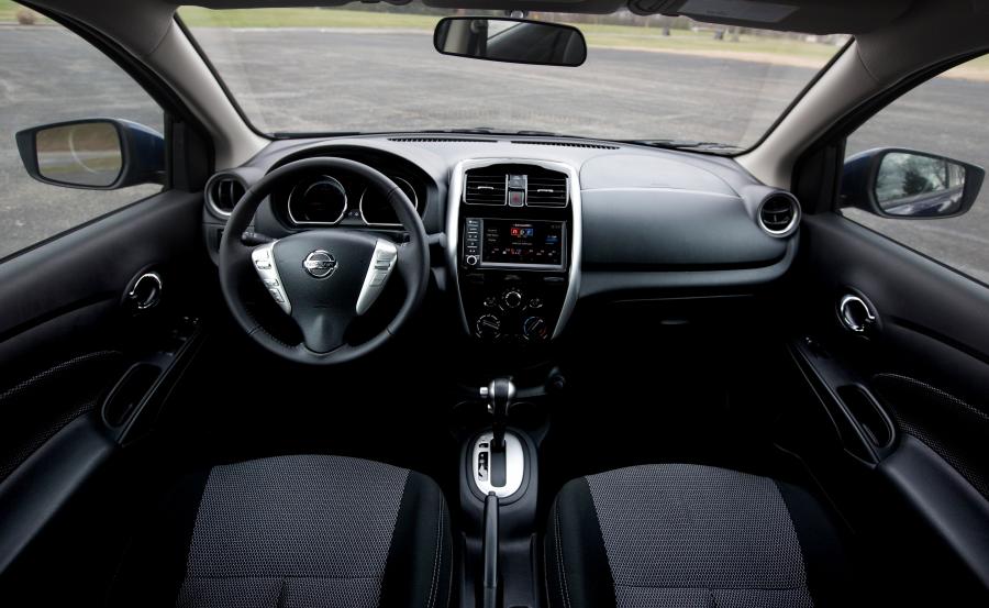 Торпедо Nissan Versa SV Special Edition (B17) 2016 года  (NA) (фото 8 из 11)